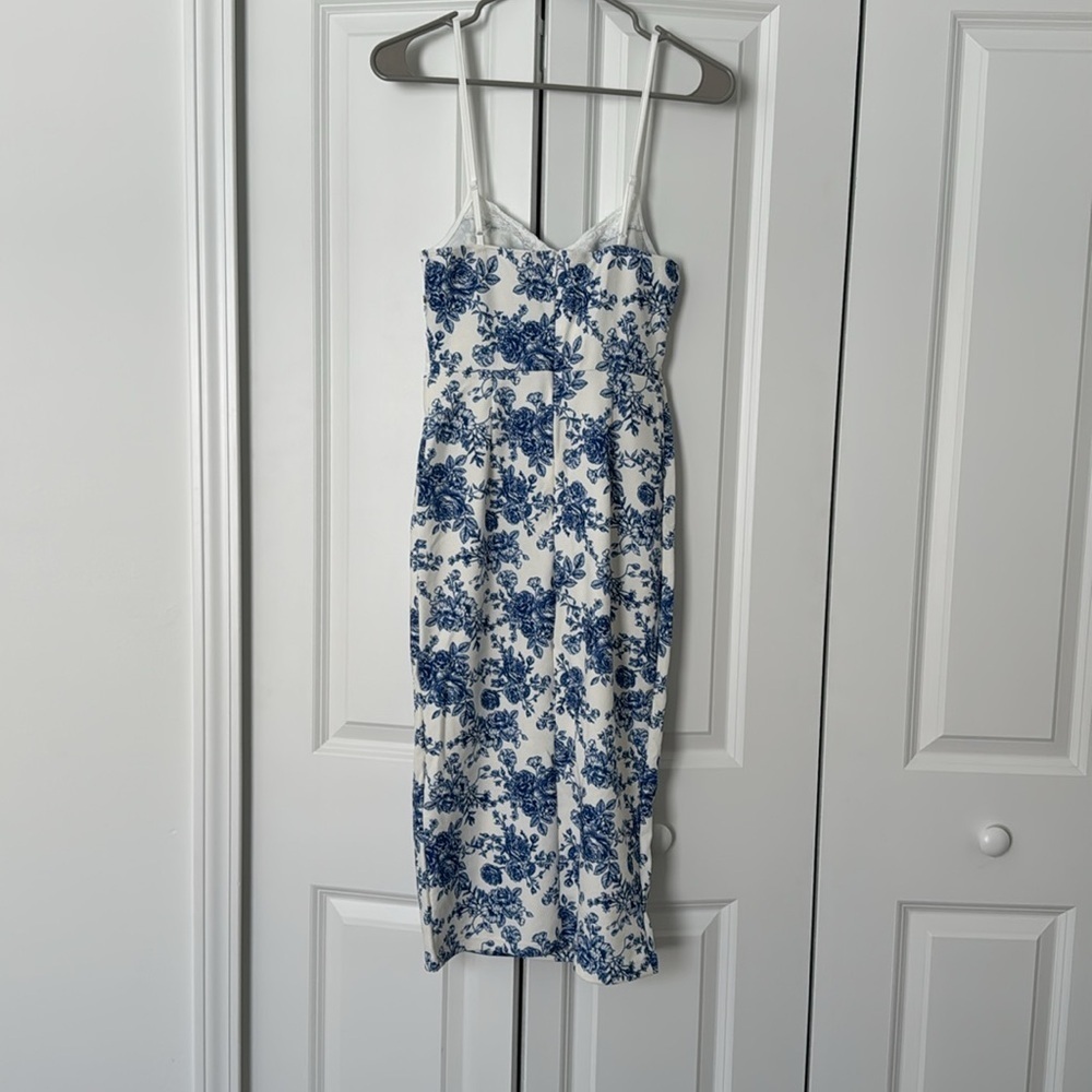 Elegant Blue and White Floral Dress - Picture 2 of 3